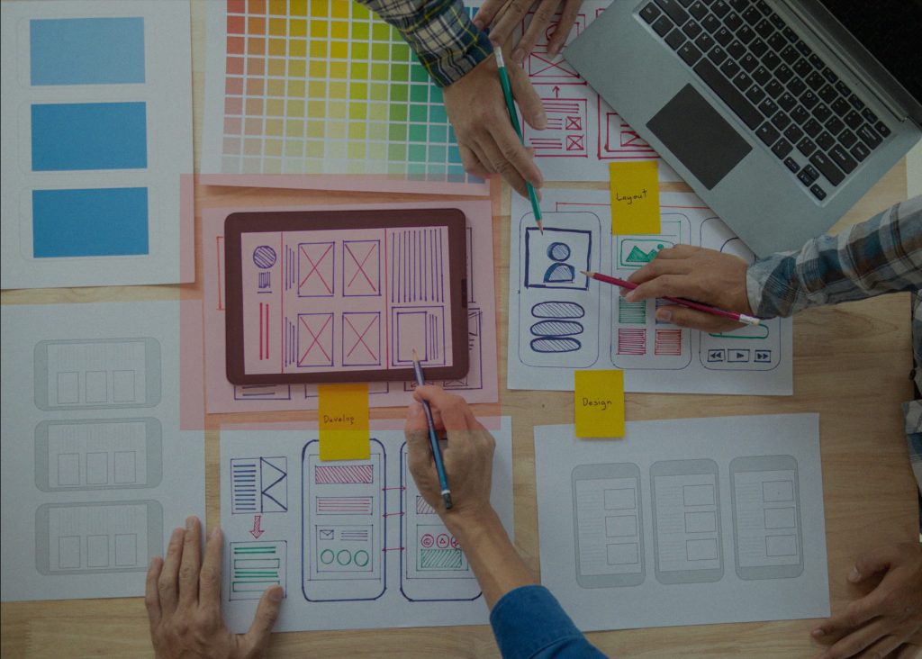 Progettazione di un sito web con wireframe e layout su carta per struttura e scrittura SEO